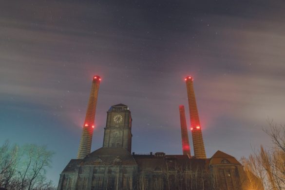 Elektrociepłownia nocą