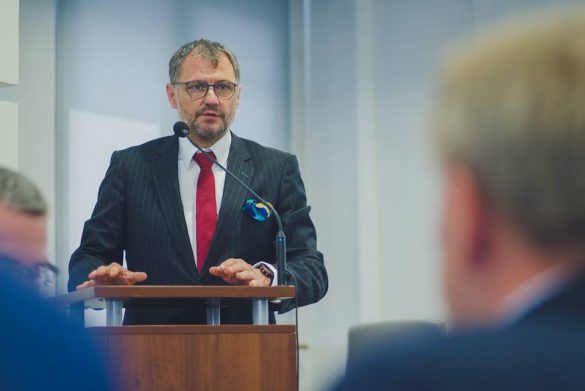Mężczyzna stojący przy mównicy