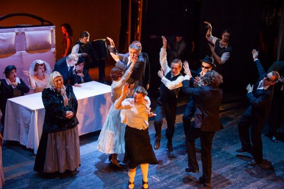 Scena teatralna pełna aktorów