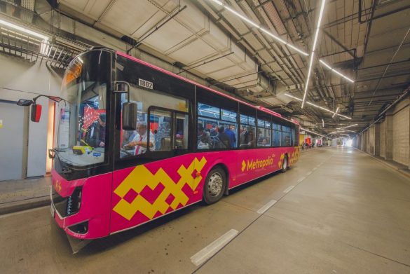 Autobus w kolorze fuksji podczas postoju na przystanku
