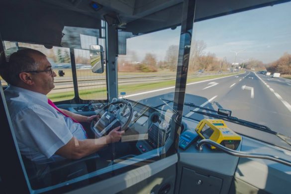 Kierowca za kierownicą autobusu