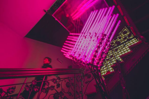 neon w kolorze fuksji