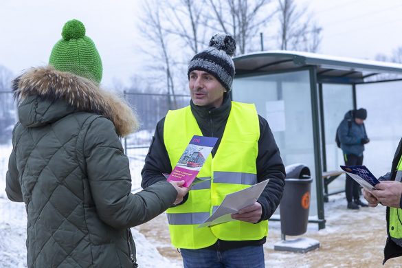 Pracownik ZTM wręczający kobiecie ulotkę