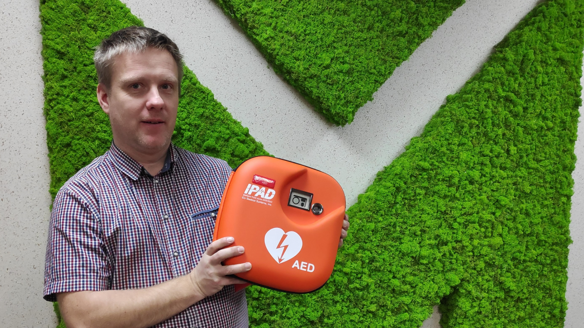 Mężczyzna trzymający defibrylator AED