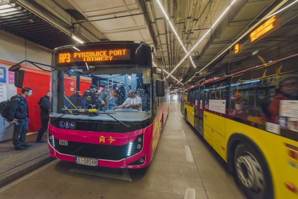 Dwa autobusy stojące obok siebie