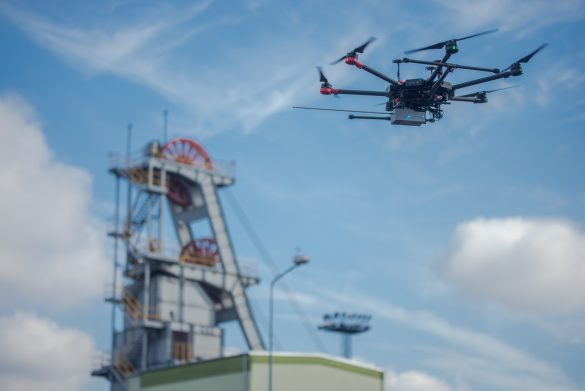 Dron unoszący się w powietrzu