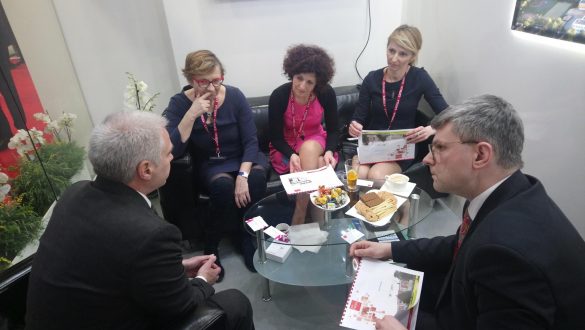 Pięć osób negocjujących przy stole