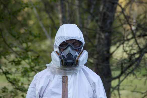 Pracownik w szczelnym ubiorze do usuwania azbestu