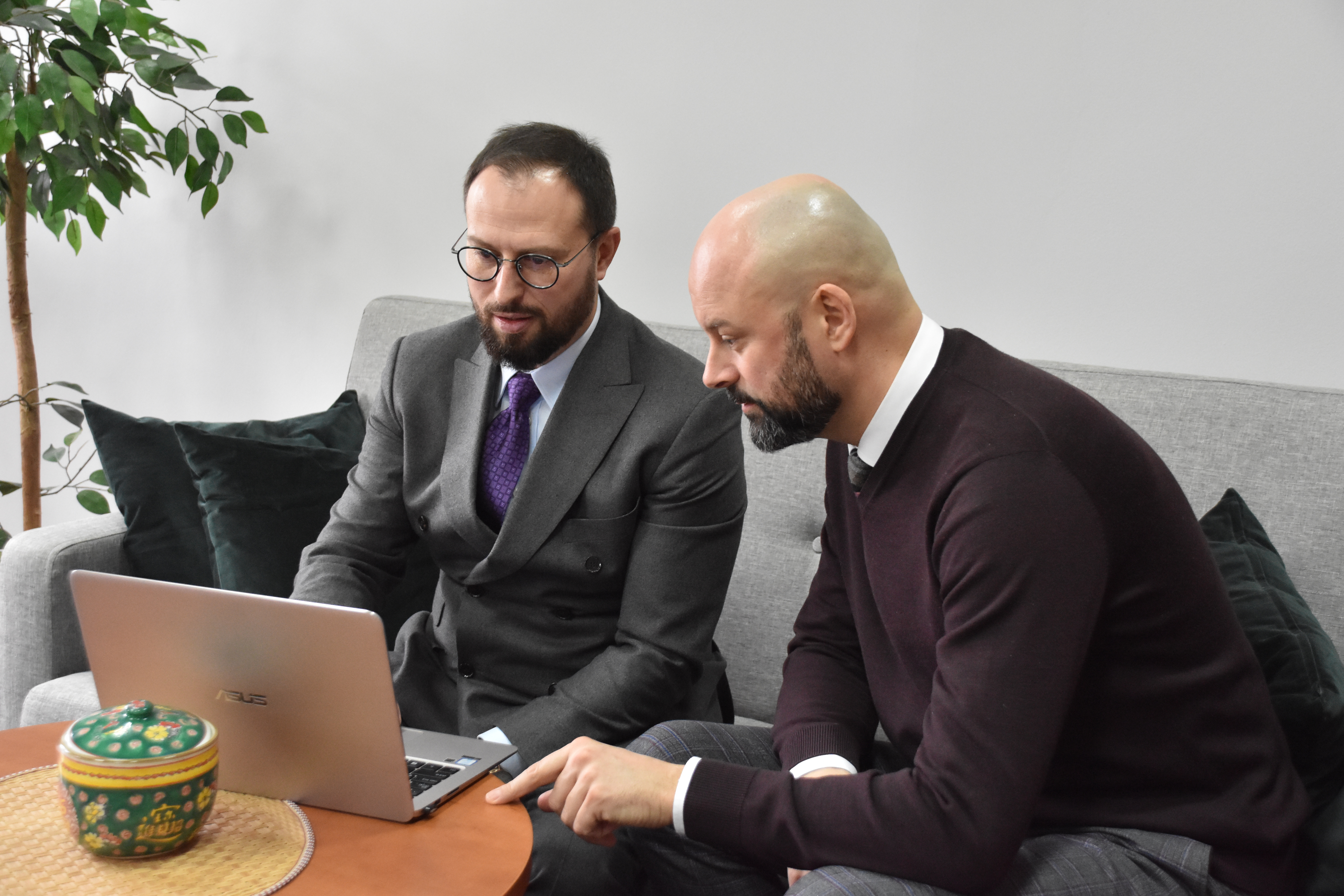 Dwóch mężczyzn wpatrujących się w ekran laptopa