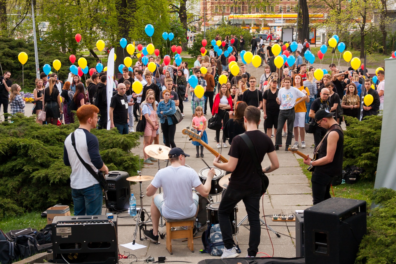 Koncert zespoły muzycznego na placu w Zabrzu i publiczność z kolorowymi balonami