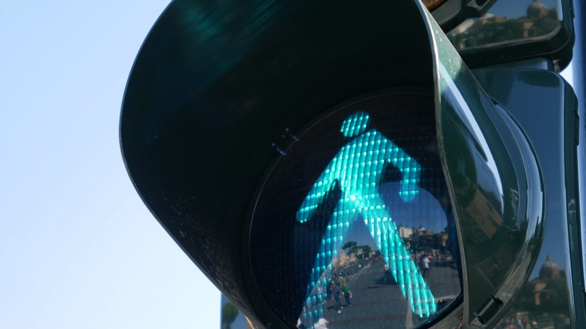 Fragment sygnalizacji świetlnej- zielone światło dla pieszych
