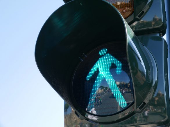 Fragment sygnalizacji świetlnej- zielone światło dla pieszych