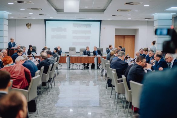 Włodarze miast i gmin siedzący przy stołach podczas Zgromadzenia