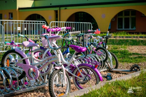 Rowerki dziecięce zaparkowane przed szkołą