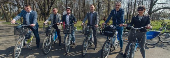 Grupa osób na rowerach