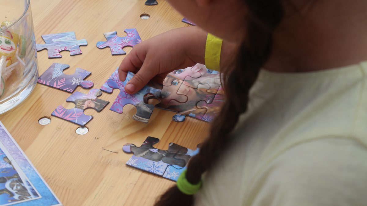 Dziewczynka układająca puzzle
