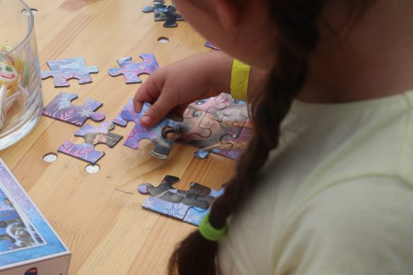 Dziewczynka układająca puzzle