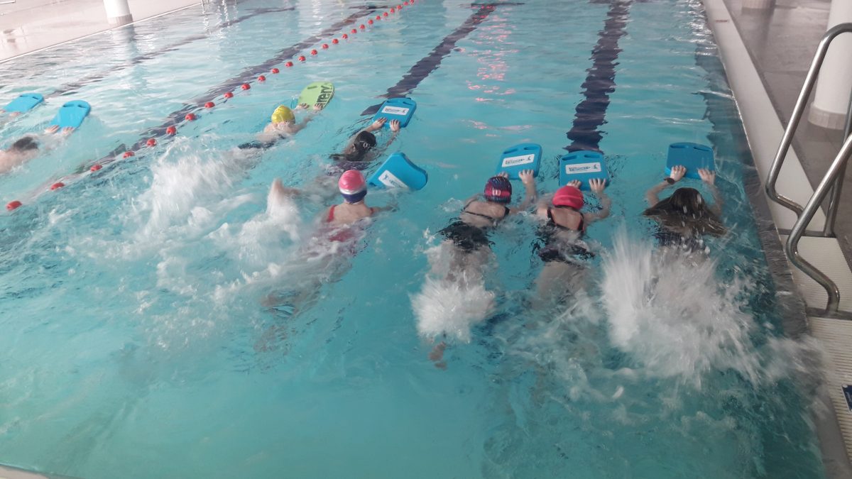 Dzieci podczas nauki pływania w tyskim basenie