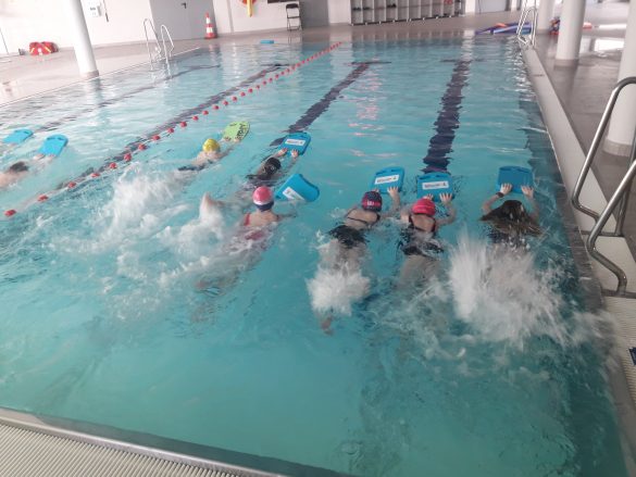 Dzieci podczas nauki pływania w tyskim basenie