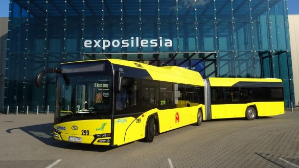 Autobus PKM Tychy w nowym odcieniu żółtego i z logiem Metropolii na burcie. Zaparkowany pod budynkiem Expo Silesia