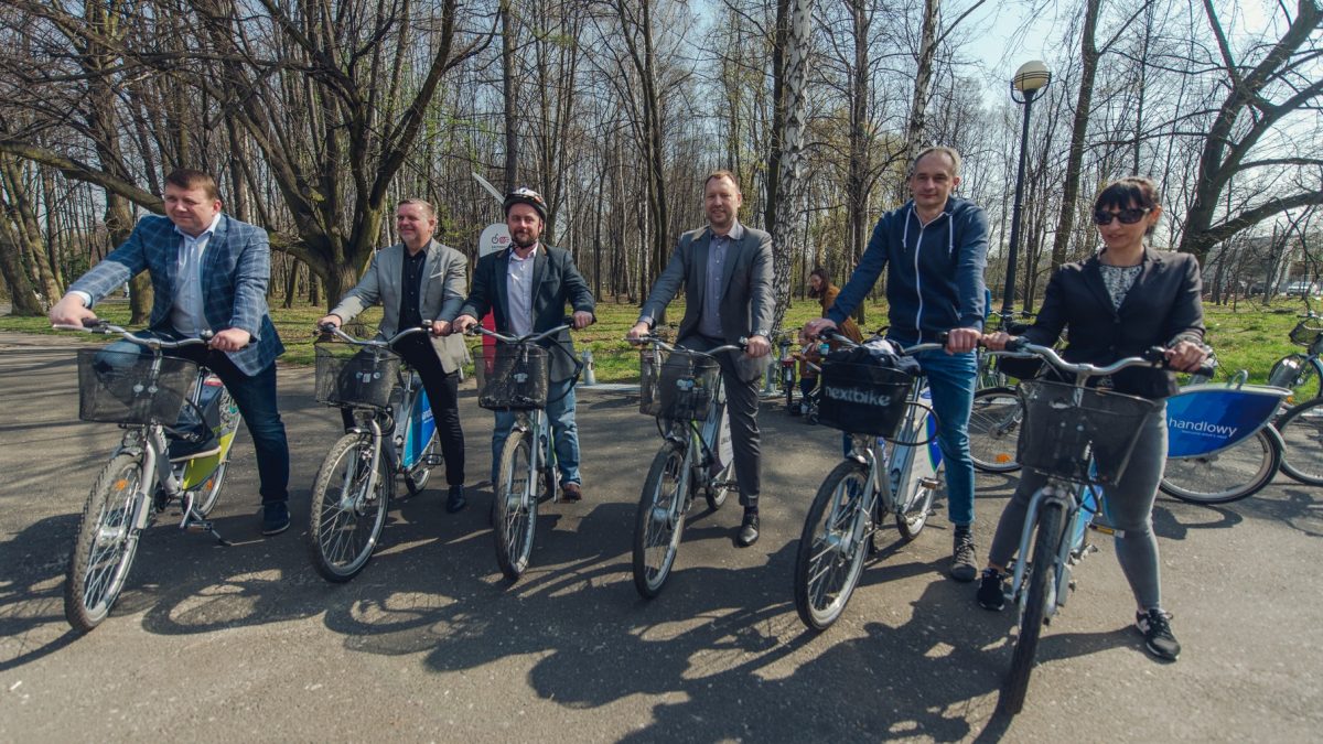 Samorządowcy z Katowic, Sosnowca, Tychów, Chorzowa, Siemianowic Śląskich oraz Metropolii pozują do zdjęcia na rowerach miejskich