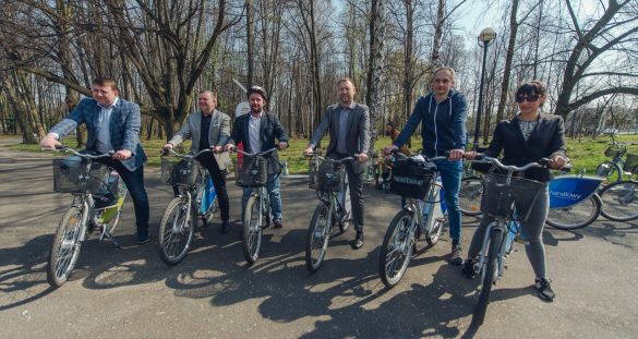 Samorządowcy z Katowic, Sosnowca, Tychów, Chorzowa, Siemianowic Śląskich oraz Metropolii pozują do zdjęcia na rowerach miejskich