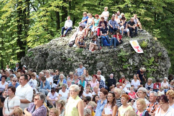 Kobiety zgromadzone podczas piekarskiej pielgrzymki