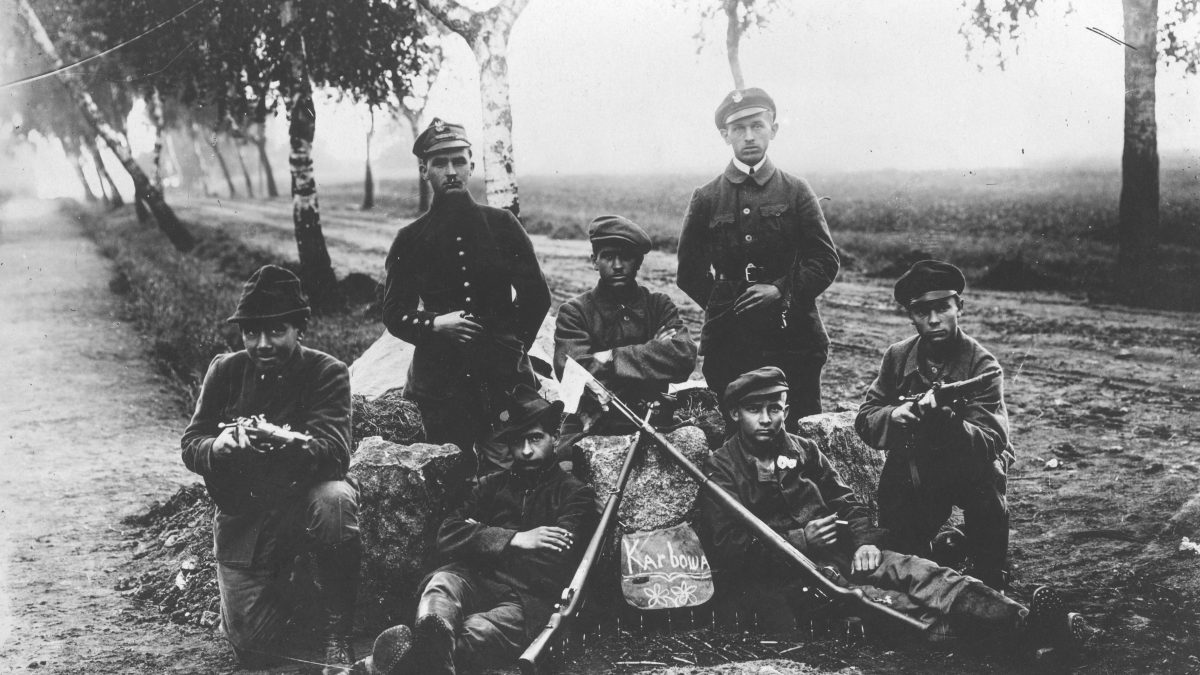 Czarno-biała fotografia przedstawiająca powstańców śląskich