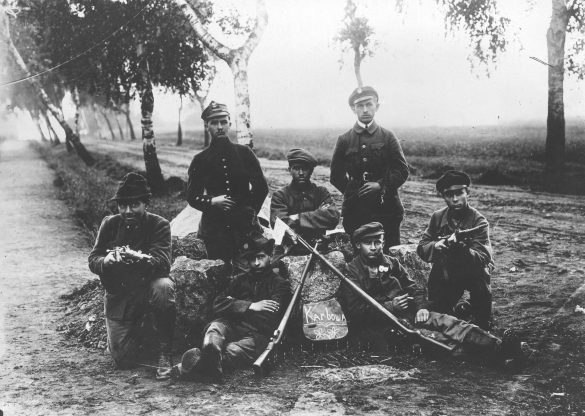 Czarno-biała fotografia przedstawiająca powstańców śląskich