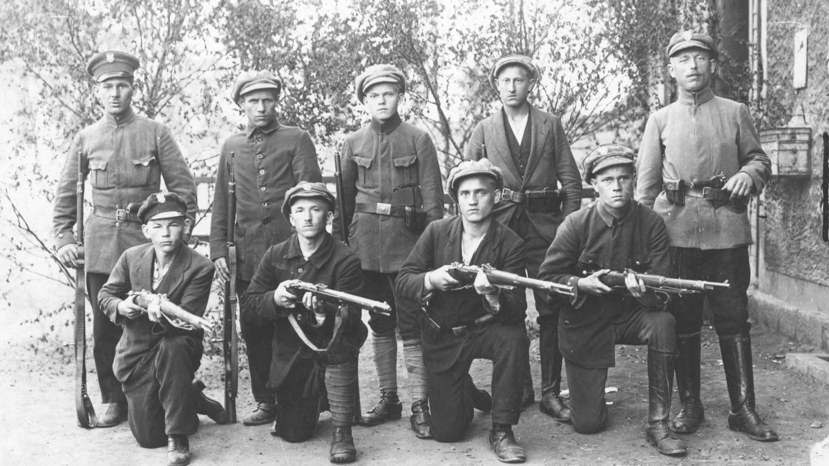 Zdjęcie Narodowego Archiwum Cyfrowego przedstawiającego powstańców śląskich