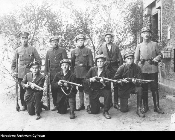 Zdjęcie Narodowego Archiwum Cyfrowego przedstawiającego powstańców śląskich