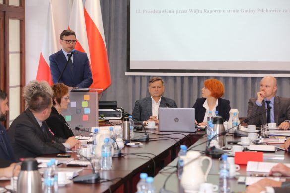 Radni oraz wójt gminy Pilchowice podczas sesji rady gminy
