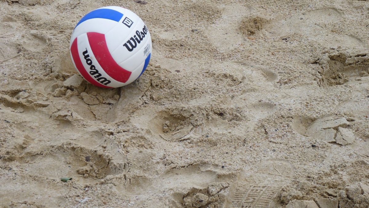 Piłka do siatkówki leżąca na plaży