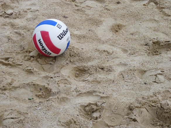 Piłka do siatkówki leżąca na plaży