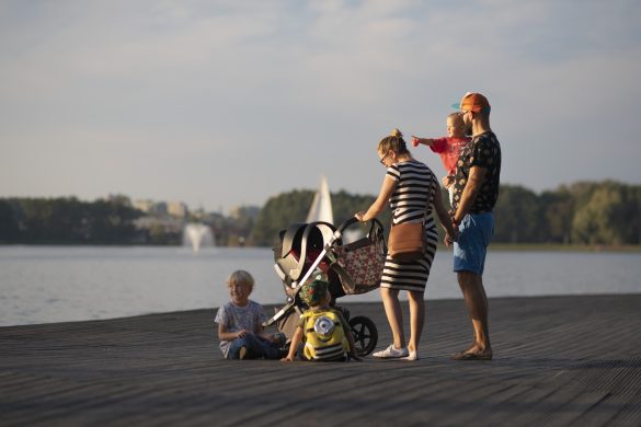 Rodzina z trójka dzieci nad jeziorem