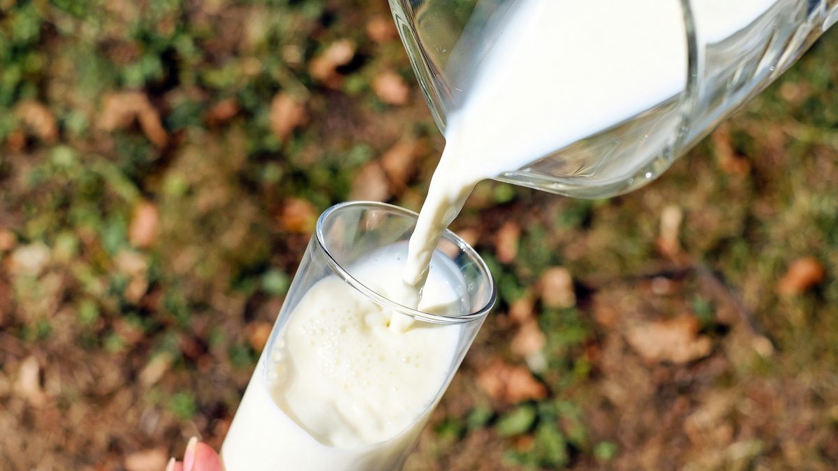 wlewanie mleka do szklanki