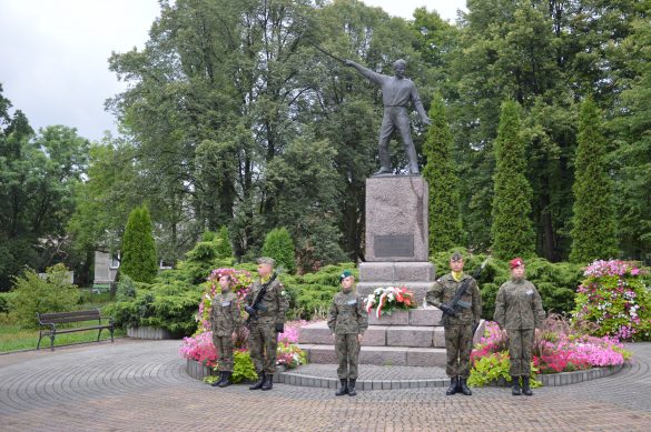 Pomnik Żołnierza Polskiego w Tychach. Przed pomnikiem warta honorowa