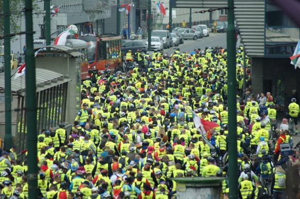 Rowerzyści w żółtych kamizelkach podczas poprzedniej edycji Zagłębiowskiej Masy Krytycznej
