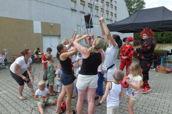Budowanie wieży z kolorowych patyczków