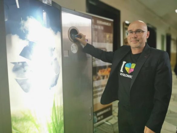 Prezydent wrzuca pustą butelkę do automatu