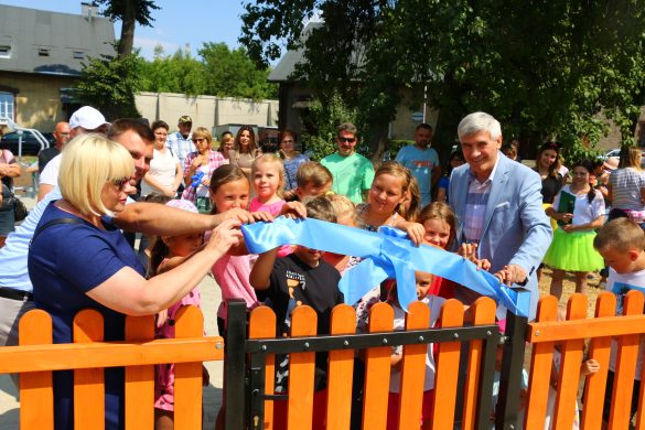 Burmistrz z mieszkańcami na terenie nowego placu zabaw