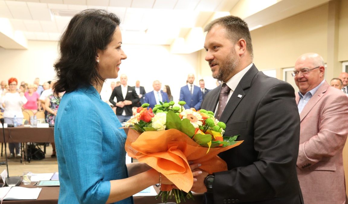 Prezydent Piekar Śląskich odbiera gratulacje po uzyskaniu absolutorium