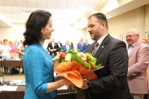 Prezydent Piekar Śląskich odbiera gratulacje po uzyskaniu absolutorium