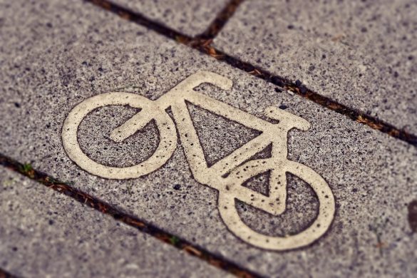 Znak w postaci roweru na kostce brukowej