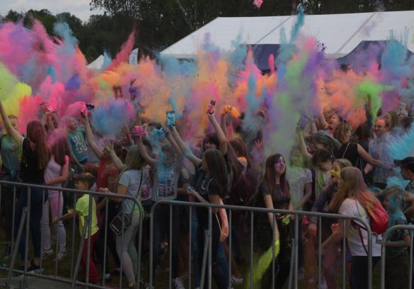 Publiczność podczas festiwalu kolorów