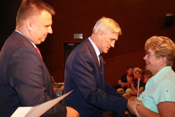 Burmistrz wręczający dyplomy seniorom z UTW