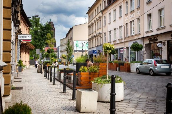 Widok ulicy z zabytkowymi kamienicami w Gliwicach