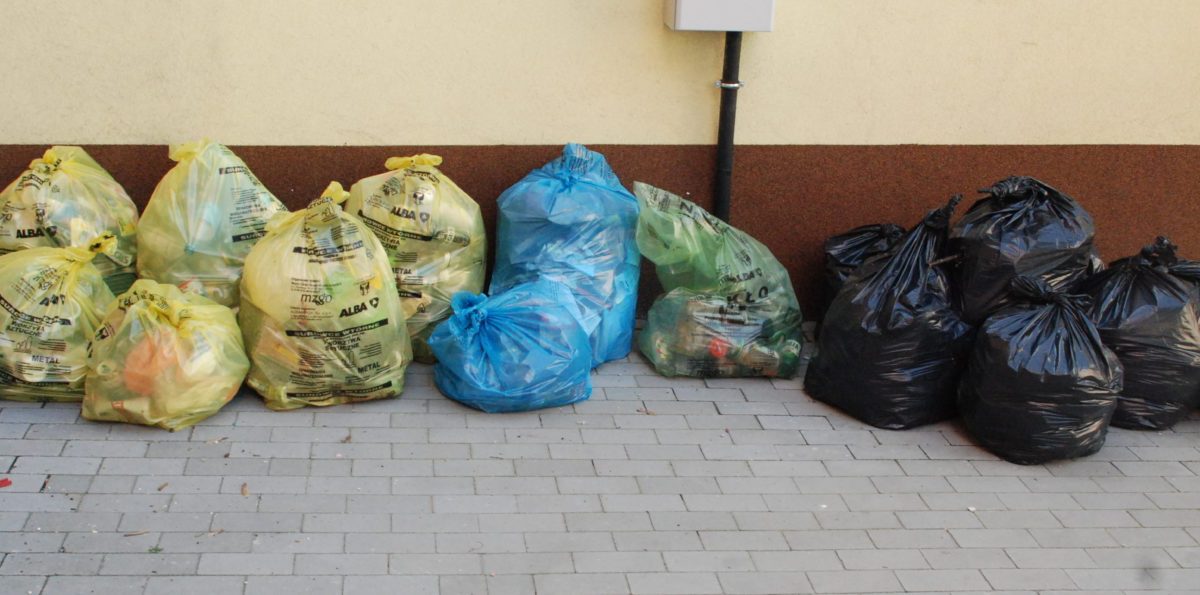 Zdjęcie worków wypełnionych śmieciami
