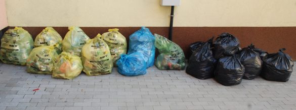 Zdjęcie worków wypełnionych śmieciami