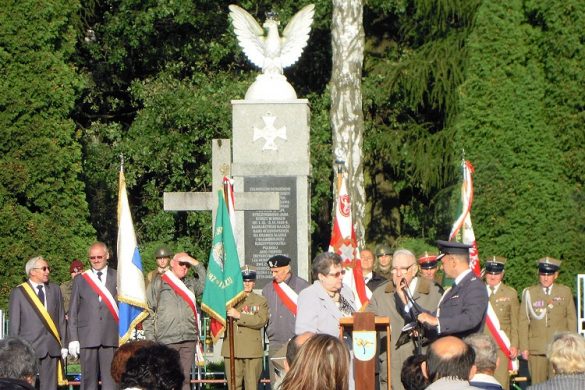 Poczty sztandarowe pod pomnikiem żołnierzy września w Wwyrach